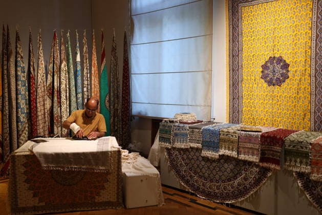 RUSSIA, MOSCOW - SEPTEMBER 28, 2026: Showcasing a traditional craft during the Festival of Iranian Culture at the All-Russian Museum of Decorative Art Moscow Russia  - ZUMAt113 20260928_zaa_t113_074 Copyright: xArtyomxGeodakyanx