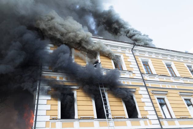 A man tries to reach a telescopic ladder as he attempts to escape from the National Academy of Sciences building, which is engulfed in flames after being hit by a Russian drone, in Kyiv, Ukraine, September 28, 2026. One person was killed, and three others were injured in the attack.(Photo by Kyrylo Chubotin Ukrinform) Russian drone strikes Ukrainian National Academy of Sciences building in KyivRussian drone strikes Ukrainian National Academy of Sciences building in Kyiv  Copyright: xKirillxChubotinx
