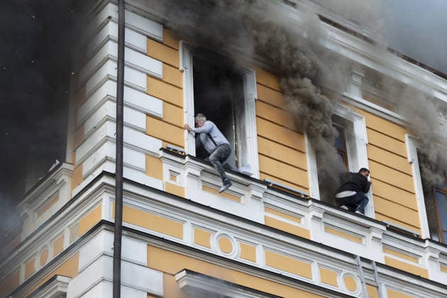 Two men attempt to escape from the National Academy of Sciences building, which is engulfed in flames after being hit by a Russian drone, Kyiv, Ukraine, September 28, 2026. One person was killed, and three others were injured in the attack.(Photo by Kyrylo Chubotin Ukrinform) Russian drone strikes Ukrainian National Academy of Sciences building in KyivRussian drone strikes Ukrainian National Academy of Sciences building in Kyiv  Copyright: xKirillxChubotinx