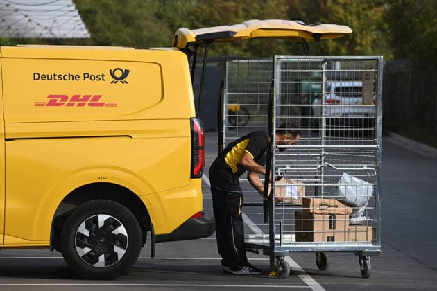 Ein Paketzusteller laedt Pakete in das Zustellfahrzeug, Feature, Randmotiv, Symbolfoto, Minister Laumann besucht Zustellbasis von Deutscher Post und DHL, Duesseldorf am 28.09.2026,
