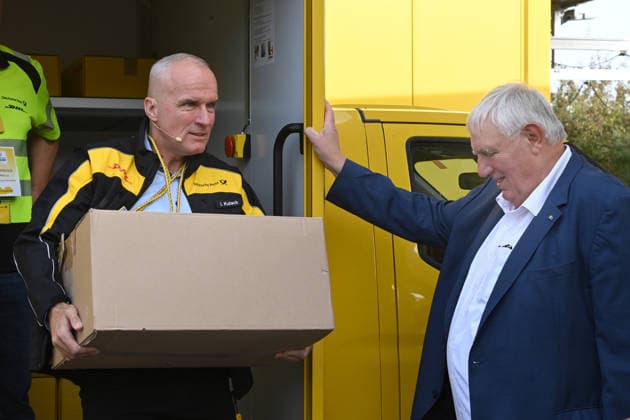 Karl-JoÂ­sef LAUMANN, CDU, Minister fuer Arbeit, Gesundheit und Soziales des Landes Nordrhein-Westfalen, rechts, informiert sich ueber Arbeitsbedingungen der Paketbranche, ein Thema ist die Gewichtsbegrenzung bei Paketen. links DHL Niederlassungsleiter Ingo KUTSCH, Minister Laumann besucht Zustellbasis von Deutscher Post und DHL, Duesseldorf am 28.09.2026,
