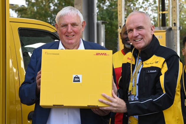 Karl-JoÂ­sef LAUMANN, CDU, Minister fuer Arbeit, Gesundheit und Soziales des Landes Nordrhein-Westfalen, links, informiert sich ueber Arbeitsbedingungen der Paketbranche, ein Thema ist die Gewichtsbegrenzung bei Paketen. rechts DHL Niederlassungsleiter Ingo KUTSCH, Minister Laumann besucht Zustellbasis von Deutscher Post und DHL, Duesseldorf am 28.09.2026,