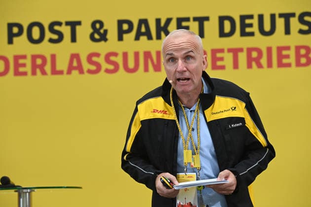 DHL Niederlassungsleiter Ingo KUTSCH, bei seiner Rede Minister Laumann besucht Zustellbasis von Deutscher Post und DHL, Duesseldorf am 28.09.2026,