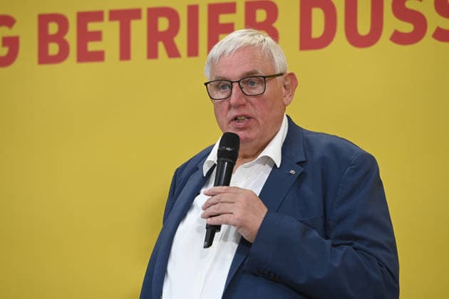 Karl-JoÂ­sef LAUMANN, CDU, Minister fuer Arbeit, Gesundheit und Soziales des Landes Nordrhein-Westfalen, bei seiner Rede Minister Laumann besucht Zustellbasis von Deutscher Post und DHL, Duesseldorf am 28.09.2026,