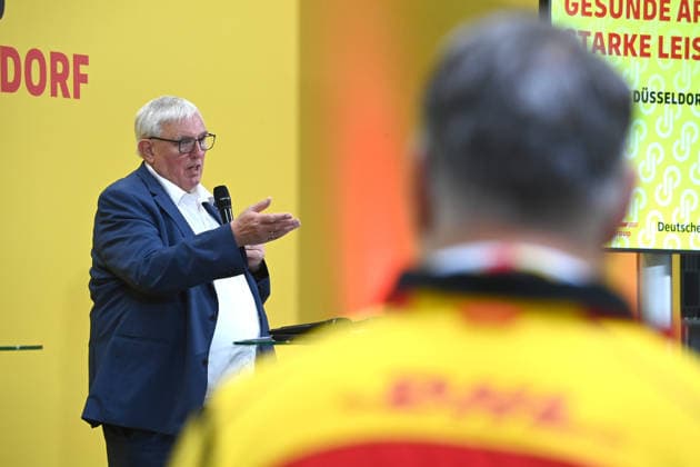 Karl-JoÂ­sef LAUMANN, CDU, Minister fuer Arbeit, Gesundheit und Soziales des Landes Nordrhein-Westfalen, bei seiner Rede Minister Laumann besucht Zustellbasis von Deutscher Post und DHL, Duesseldorf am 28.09.2026,