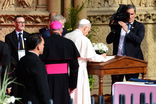 Pope Leo XIV travels through the streets of Metz in the popemobile to Saint-Étienne Cathedral, on September 28, 2026, during his apostolic visit to France September 25–28, 2026 Romain Doucelin Bestimage Pope Leo XIV travels through the streets of Metz in the Popemobile to Saint Étienne Cathedral on September 28, 2026, during his apostolic visit to France September 25–28, 2026 Metz, France  Copyright: xRomainxDoucelinx xBestimagexRomainxDoucelinx xBestimagex