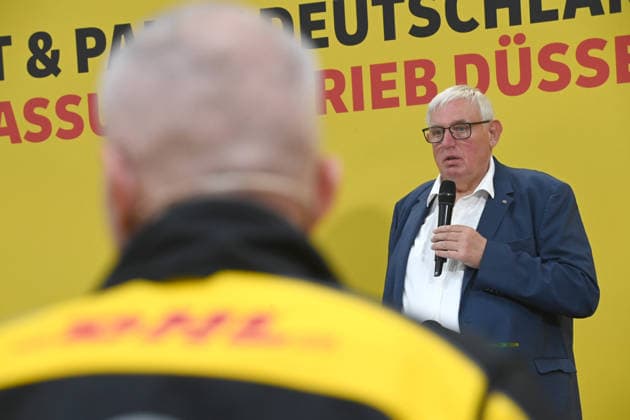 Karl-JoÂ­sef LAUMANN, CDU, Minister fuer Arbeit, Gesundheit und Soziales des Landes Nordrhein-Westfalen, bei seiner Rede Minister Laumann besucht Zustellbasis von Deutscher Post und DHL, Duesseldorf am 28.09.2026,