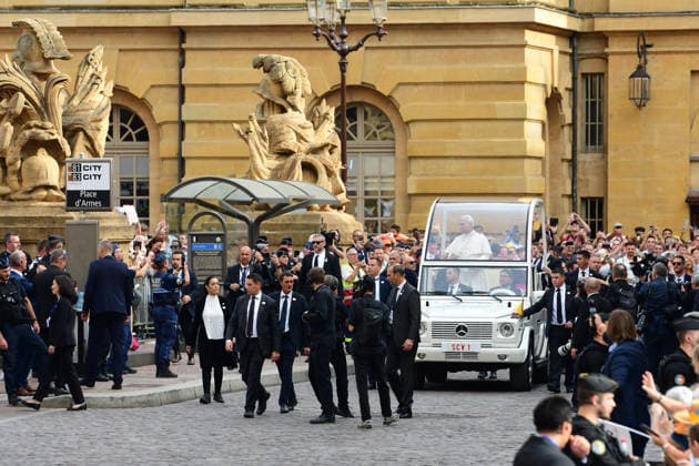 Pope Leo XIV travels through the streets of Metz in the popemobile to Saint-Étienne Cathedral, on September 28, 2026, during his apostolic visit to France September 25–28, 2026 Romain Doucelin Bestimage Pope Leo XIV travels through the streets of Metz in the Popemobile to Saint Étienne Cathedral on September 28, 2026, during his apostolic visit to France September 25–28, 2026 Metz, France  Copyright: xRomainxDoucelinx xBestimagexRomainxDoucelinx xBestimagex