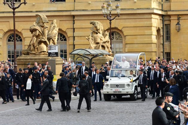 Pope Leo XIV travels through the streets of Metz in the popemobile to Saint-Étienne Cathedral, on September 28, 2026, during his apostolic visit to France September 25–28, 2026 Romain Doucelin Bestimage Pope Leo XIV travels through the streets of Metz in the Popemobile to Saint Étienne Cathedral on September 28, 2026, during his apostolic visit to France September 25–28, 2026 Metz, France  Copyright: xRomainxDoucelinx xBestimagexRomainxDoucelinx xBestimagex