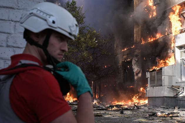 Russian drone attacks in Kyiv KYIV, UKRAINE - SEPTEMBER 28: Firefighters and rescue workers carry out emergency operations at the damaged building of the National Academy of Sciences of Ukraine following a Russian jet-powered drone strike in central Kyiv, Ukraine on September 28, 2026. The attack caused severe structural destruction and ignited a major fire at the scientific facility, while a separate drone hit damaged the nearby Dobrobut private medical centre as emergency crews conducted search and rescue efforts across the capital. Danylo Antoniuk Anadolu Kyiv Ukraine. Editorial use only. Please get in touch for any other usage.  Copyright: x2026xAnadoluxDanyloxAntoniukx