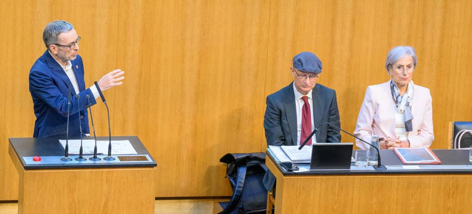 Â - Wien 28.09.2026 - 99. Sitzung des Nationalrats. Sondersitzug für den Beschluß der Spritbreisbremse der Bundesregoierung. PHOTO: Klubobmann der FPÖ Herbert Kickl, Finanzminister Markus Marterbauer (SPÖ) und Justizministerin Anna Sporrer (SPÖ) 99th Session of the Austrian National Council. Special session on the adoption of the federal government s fuel price rebate. Nationalratssitzung, Parlamentssitzung, Parlament, Plenum 99. Sitzung des Nationalrats - Sondersitzung