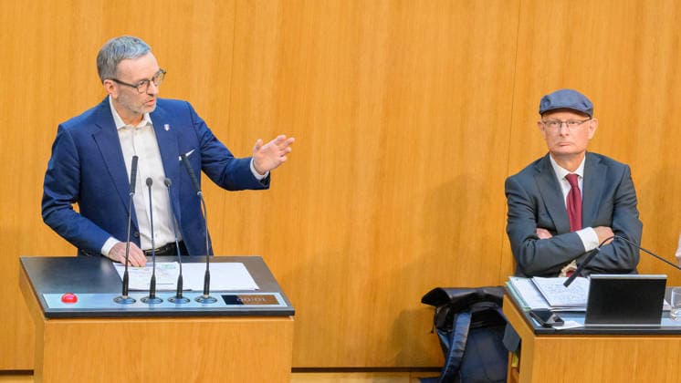 Â - Wien 28.09.2026 - 99. Sitzung des Nationalrats. Sondersitzug für den Beschluß der Spritbreisbremse der Bundesregoierung. PHOTO: Klubobmann der FPÖ Herbert Kickl und Finanzminister Markus Marterbauer (SPÖ) 99th Session of the Austrian National Council. Special session on the adoption of the federal government s fuel price rebate. Nationalratssitzung, Parlamentssitzung, Parlament, Plenum 99. Sitzung des Nationalrats - Sondersitzung
