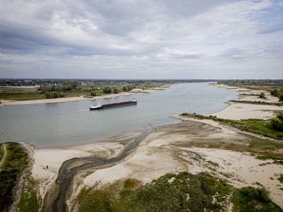 NIJMEGEN - An inland vessel sails on the Waal. The water level of the Rhine has reached a new low due to the drought. The water has never been this low since water levels have been measured there. EMIEL MUIJDERMAN ANP  Copyright: xANPxSportx xxANPx x570571846x originalFilename: 1083929673st.jpg
