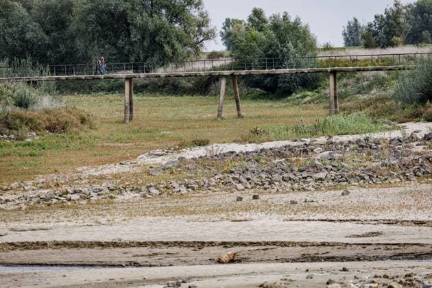 NIJMEGEN - Walkers along the Waal, which has reached a new low due to drought. The water has never been this low since water levels have been measured there. EMIEL MUIJDERMAN ANP  Copyright: xANPxSportx xxANPx x570571905x originalFilename: 1083929781st.jpg