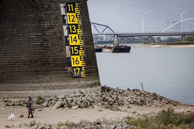 NIJMEGEN - The water level gauge on the Waal Bridge over the Waal has reached a new low due to drought. The water has never been this low since water levels have been measured there. EMIEL MUIJDERMAN ANP  Copyright: xANPxSportx xxANPx x570571932x originalFilename: 1083929810st.jpg