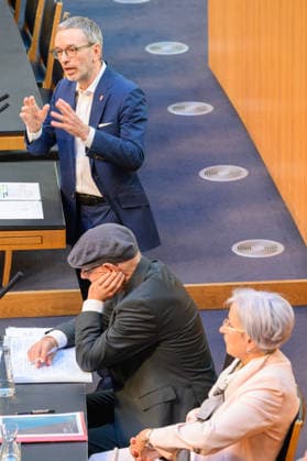 Â - Wien 28.09.2026 - 99. Sitzung des Nationalrats. Sondersitzug für den Beschluß der Spritbreisbremse der Bundesregoierung. PHOTO: Klubobmann der FPÖ Herbert Kickl, Finanzminister Markus Marterbauer (SPÖ) und Justizministerin Anna Sporrer (SPÖ) 99th Session of the Austrian National Council. Special session on the adoption of the federal government s fuel price rebate. Nationalratssitzung, Parlamentssitzung, Parlament, Plenum 99. Sitzung des Nationalrats - Sondersitzung