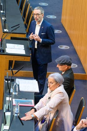 Â - Wien 28.09.2026 - 99. Sitzung des Nationalrats. Sondersitzug für den Beschluß der Spritbreisbremse der Bundesregoierung. PHOTO: Klubobmann der FPÖ Herbert Kickl, Finanzminister Markus Marterbauer (SPÖ) und Justizministerin Anna Sporrer (SPÖ) 99th Session of the Austrian National Council. Special session on the adoption of the federal government s fuel price rebate. Nationalratssitzung, Parlamentssitzung, Parlament, Plenum 99. Sitzung des Nationalrats - Sondersitzung