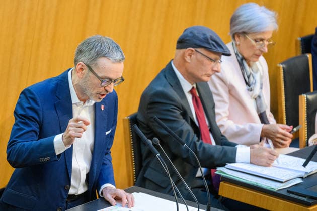 Â - Wien 28.09.2026 - 99. Sitzung des Nationalrats. Sondersitzug für den Beschluß der Spritbreisbremse der Bundesregoierung. PHOTO: Klubobmann der FPÖ Herbert Kickl, Finanzminister Markus Marterbauer (SPÖ) und Justizministerin Anna Sporrer (SPÖ) 99th Session of the Austrian National Council. Special session on the adoption of the federal government s fuel price rebate. Nationalratssitzung, Parlamentssitzung, Parlament, Plenum 99. Sitzung des Nationalrats - Sondersitzung