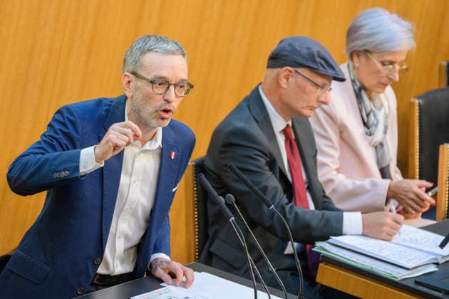 Â - Wien 28.09.2026 - 99. Sitzung des Nationalrats. Sondersitzug für den Beschluß der Spritbreisbremse der Bundesregoierung. PHOTO: Klubobmann der FPÖ Herbert Kickl, Finanzminister Markus Marterbauer (SPÖ) und Justizministerin Anna Sporrer (SPÖ) 99th Session of the Austrian National Council. Special session on the adoption of the federal government s fuel price rebate. Nationalratssitzung, Parlamentssitzung, Parlament, Plenum 99. Sitzung des Nationalrats - Sondersitzung