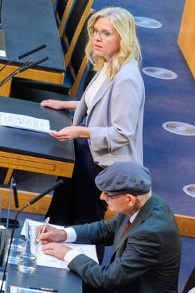 Â - Wien 28.09.2026 - 99. Sitzung des Nationalrats. Sondersitzug für den Beschluß der Spritbreisbremse der Bundesregoierung. PHOTO: Bundessprecherin der Gruenen Leonore Gewessler und Finanzminister Markus Marterbauer (SPÖ) 99th Session of the Austrian National Council. Special session on the adoption of the federal government s fuel price rebate. Nationalratssitzung, Parlamentssitzung, Parlament, Plenum 99. Sitzung des Nationalrats - Sondersitzung
