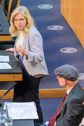 Â - Wien 28.09.2026 - 99. Sitzung des Nationalrats. Sondersitzug für den Beschluß der Spritbreisbremse der Bundesregoierung. PHOTO: Bundessprecherin der Gruenen Leonore Gewessler und Finanzminister Markus Marterbauer (SPÖ) 99th Session of the Austrian National Council. Special session on the adoption of the federal government s fuel price rebate. Nationalratssitzung, Parlamentssitzung, Parlament, Plenum 99. Sitzung des Nationalrats - Sondersitzung