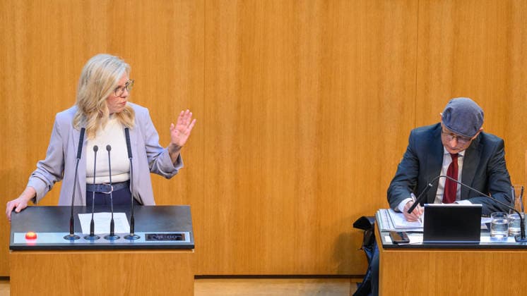 Â - Wien 28.09.2026 - 99. Sitzung des Nationalrats. Sondersitzug für den Beschluß der Spritbreisbremse der Bundesregoierung. PHOTO: Bundessprecherin der Gruenen Leonore Gewessler und Finanzminister Markus Marterbauer (SPÖ) 99th Session of the Austrian National Council. Special session on the adoption of the federal government s fuel price rebate. Nationalratssitzung, Parlamentssitzung, Parlament, Plenum 99. Sitzung des Nationalrats - Sondersitzung