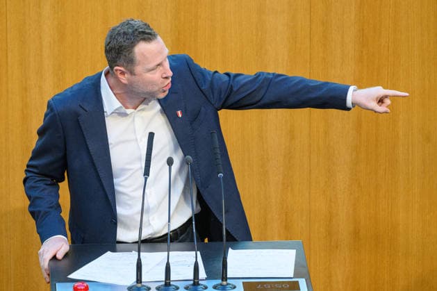 Â - Wien 28.09.2026 - 99. Sitzung des Nationalrats. Sondersitzug für den Beschluß der Spritbreisbremse der Bundesregoierung. PHOTO: Generalsekretär der FPÖ Michael Schnedlitz 99th Session of the Austrian National Council. Special session on the adoption of the federal government s fuel price rebate. Nationalratssitzung, Parlamentssitzung, Parlament, Plenum 99. Sitzung des Nationalrats - Sondersitzung