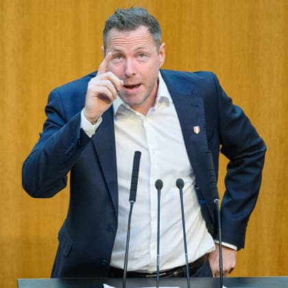 Â - Wien 28.09.2026 - 99. Sitzung des Nationalrats. Sondersitzug für den Beschluß der Spritbreisbremse der Bundesregoierung. PHOTO: Geralsekretär der FPÖ Michael Schnedlitz 99th Session of the Austrian National Council. Special session on the adoption of the federal government s fuel price rebate. Nationalratssitzung, Parlamentssitzung, Parlament, Plenum 99. Sitzung des Nationalrats - Sondersitzung