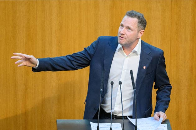 Â - Wien 28.09.2026 - 99. Sitzung des Nationalrats. Sondersitzug für den Beschluß der Spritbreisbremse der Bundesregoierung. PHOTO: Generalsekretär der FPÖ Michael Schnedlitz 99th Session of the Austrian National Council. Special session on the adoption of the federal government s fuel price rebate. Nationalratssitzung, Parlamentssitzung, Parlament, Plenum 99. Sitzung des Nationalrats - Sondersitzung