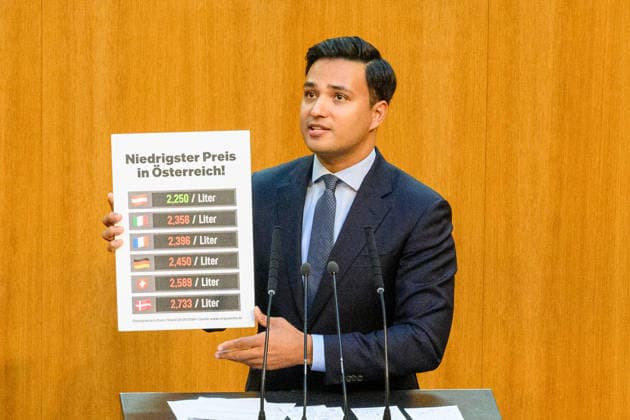 Â - Wien 28.09.2026 - 99. Sitzung des Nationalrats. Sondersitzug für den Beschluß der Spritbreisbremse der Bundesregoierung. PHOTO: Klubmann von NEOS Yannick Shetty mit einer Tafel die die Benzinpreise in Nachbarländern. 99th Session of the Austrian National Council. Special session on the adoption of the federal government s fuel price rebate. Nationalratssitzung, Parlamentssitzung, Parlament, Plenum 99. Sitzung des Nationalrats - Sondersitzung