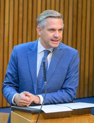 Â - Wien 28.09.2026 - 99. Sitzung des Nationalrats. Sondersitzug für den Beschluß der Spritbreisbremse der Bundesregoierung. PHOTO: Wirtschaftsminister Wolfgang Hattmannsdorfer (ÖVP) 99th Session of the Austrian National Council. Special session on the adoption of the federal government s fuel price rebate. Nationalratssitzung, Parlamentssitzung, Parlament, Plenum 99. Sitzung des Nationalrats - Sondersitzung