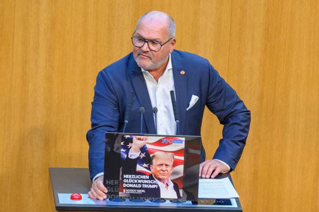 Â - Wien 28.09.2026 - 99. Sitzung des Nationalrats. Sondersitzug für den Beschluß der Spritbreisbremse der Bundesregoierung. PHOTO: Abg. Schroll Alois (SPÖ) mit einem Schildes des amerikanschen Päsidenten Donald Trump und dem Statement: Herzlichen Glückwunsch Donald Trump 99th Session of the Austrian National Council. Special session on the adoption of the federal government s fuel price rebate. Nationalratssitzung, Parlamentssitzung, Parlament, Plenum 99. Sitzung des Nationalrats - Sondersitzung