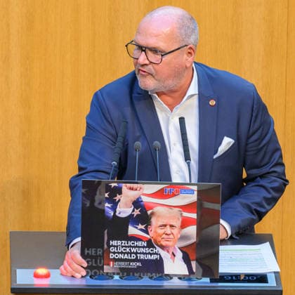 Â - Wien 28.09.2026 - 99. Sitzung des Nationalrats. Sondersitzug für den Beschluß der Spritbreisbremse der Bundesregoierung. PHOTO: Abg. Schroll Alois (SPÖ) mit einem Schildes des amerikanschen Päsidenten Donald Trump und dem Statement: Herzlichen Glückwunsch Donald Trump 99th Session of the Austrian National Council. Special session on the adoption of the federal government s fuel price rebate. Nationalratssitzung, Parlamentssitzung, Parlament, Plenum 99. Sitzung des Nationalrats - Sondersitzung