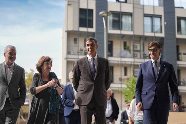 Sánchez Visits the Illa Sibèria Affordable Public Rental Housing Development in Barcelona I D The mayor of Barcelona, Jaume Collboni, the president of the Hàbitat3 Foundation, Carme Trilla, the Prime Minister, Pedro Sánchez, and the President of the Generalitat, Salvador Illa, during their visit to the Illa Sibèria affordable public rental housing development on September 28, 2026, in Barcelona, Catalonia, Spain. The Illa Sibèria public housing development in Barcelona consists of 42 affordable rental apartments located at 11 Badajoz Street, in the Poblenou neighborhood. SEPTEMBER 28, 2026 Barcelona Catalonia Barcelona Catalonia Spain  Copyright: xDavidxZorrakinox 7806098