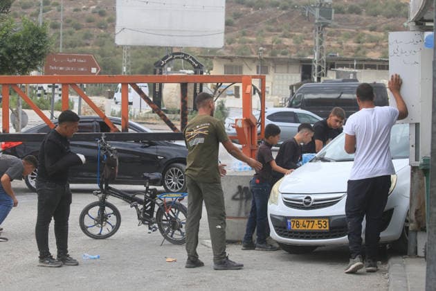 Palestinians Cross Gate Amid West Bank Movement Restrictions Palestinians cross an iron gate west of the West Bank city of Nablus on September 28, 2026, as Israeli restrictions on movement continue for a second day during the Jewish holiday of Sukkot. Israeli forces have closed a number of checkpoints and gates across the West Bank, restricting Palestinian travel between cities, towns and villages and disrupting access to workplaces and services. Photo by Mohammed Nasser apaimages Nablus West Bank Palestinian Territory 280926_Nablus_MN_00(10) Copyright: xapaimagesxMohammedxNasserx xapaimagesx