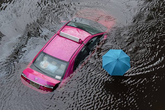 Heavy rain caused flooding in Bangkok, Thailand - 28 Sep 2026 A person wades next to a submerged car in floodwater during a flood triggered by heavy rain. Bangkok authorities have declared disaster zones across the city after heavy rain following a strong low-pressure system and seasonal monsoon patterns. Bangkok Thailand Copyright: xPeeraponxBoonyakiatx xSOPAxImagex Peerapon-Boonyakiat-1454475