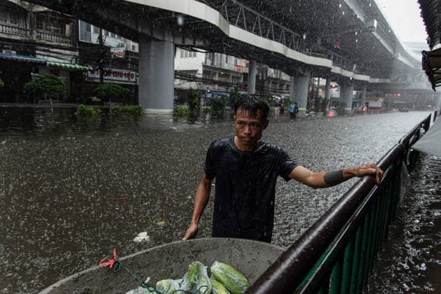 Heavy rain caused flooding in Bangkok, Thailand - 28 Sep 2026 A man wades through floodwater during heavy rain. Bangkok authorities have declared disaster zones across the city after heavy rain following a strong low-pressure system and seasonal monsoon patterns. Bangkok Thailand Copyright: xPeeraponxBoonyakiatx xSOPAxImagex Peerapon-Boonyakiat-1454499