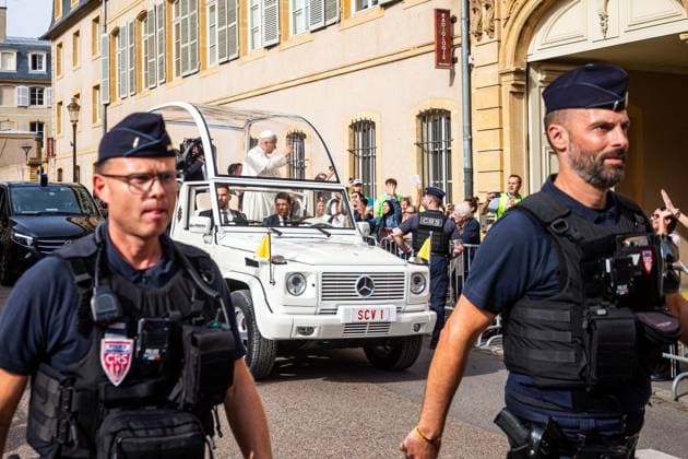 Pope Leo XIV’s Visit to Metz: The Popemobile Passes By POPE’S VISIT TO FRANCE PHOTOPQR LE REPUBLICAIN LORRAIN Hugo AZMANI Metz September 28, 2026 Pope Leo XIV’s Visit to Metz: The Popemobile Passes By, Châtillon Street, September 28, 2026, Metz, France. Pope Leo XIV is on an apostolic visit to France from September 25 to 28, 2026—Metz, Moselle, Lorraine, France Copyright: xPHOTOPQR LExREPUBLICAINxLORRAIN xHugoxAZMANIx 20260928RBL9166 20260928RBL9166