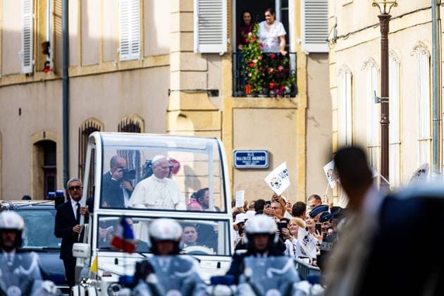Pope Leo XIV’s Visit to Metz: The Popemobile Passes By POPE’S VISIT TO FRANCE PHOTOPQR LE REPUBLICAIN LORRAIN Hugo AZMANI Metz September 28, 2026 Pope Leo XIV’s Visit to Metz: The Popemobile Passes By, Châtillon Street, September 28, 2026, Metz, France. Pope Leo XIV is on an apostolic visit to France from September 25 to 28, 2026—Metz, Moselle, Lorraine, France Copyright: xPHOTOPQR LExREPUBLICAINxLORRAIN xHugoxAZMANIx 20260928RBL9114 20260928RBL9114