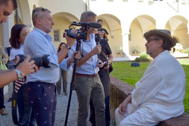 IPA89073832 - Lucca, September 28, 2026 At the Lucca Film Festival and in the San Micheletto complex, director and artist Julian Schnabel poses for a photo call and then meets with the press. Julian Schnabel, born in 1951, is one of the most celebrated living painters; as a director, he has also made many films, including the biopic *Basquiat*, *Van Gogh* (2018), *The Hand of Dante*, and others. He is married to model May Andersen, with whom he has a son. In the photo: Julian Schnabel being interviewed by local TV stations. Copyright: xRobertoCappelloxfotografox xRobertoCappelloxfotografox IPA89073832