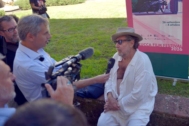 IPA89073837 - Lucca, September 28, 2026 At the Lucca Film Festival and in the San Micheletto complex, director and artist Julian Schnabel poses for photos and then meets with the press. Julian Schnabel, born in 1951, is one of the most celebrated living painters; as a director, he has also made many films, including the biopic *Basquiat*, *Van Gogh* (2018), *Dante™s Hand*, and others. He is married to model May Andersen, with whom he has a son. In the photo: Julian Schnabel being interviewed by local TV stations. Copyright: xRobertoCappelloxfotografox xRobertoCappelloxfotografox IPA89073837