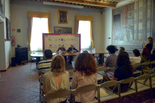 IPA89073868 - Lucca, September 28, 2026 At the Lucca Film Festival and in the San Micheletto complex, director and artist Julian Schnabel poses for photos and then meets with the press. Julian Schnabel, born in 1951, is one of the most celebrated living painters; as a director, he has also made many films, including the biopic *Basquiat*, *Van Gogh* (2018), *Dante™s Hand*, and others. He is married to model May Andersen, with whom he has a son. In the photo: Julian Schnabel during his press conference with journalists. Copyright: xRobertoCappelloxfotografox xRobertoCappelloxfotografox IPA89073868