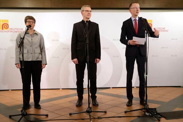 Beate Gilles, Heiner Wilmer und Matthias Kopp bei der Auftakt-Pressekonferenz zur Herbst-Vollversammlung der Deutschen Bischofskonferenz im Dompfarrzentrum. Fulda, 28.09.2026