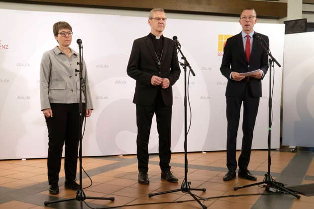 Beate Gilles, Heiner Wilmer und Matthias Kopp bei der Auftakt-Pressekonferenz zur Herbst-Vollversammlung der Deutschen Bischofskonferenz im Dompfarrzentrum. Fulda, 28.09.2026