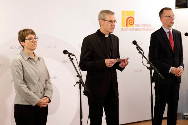 Beate Gilles, Heiner Wilmer und Matthias Kopp bei der Auftakt-Pressekonferenz zur Herbst-Vollversammlung der Deutschen Bischofskonferenz im Dompfarrzentrum. Fulda, 28.09.2026