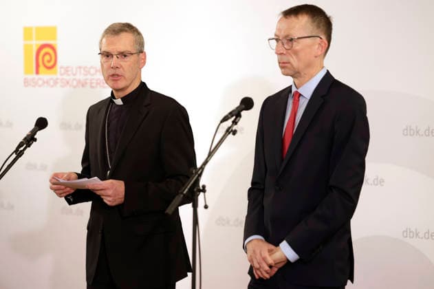 Heiner Wilmer uund Matthias Kopp bei der Auftakt-Pressekonferenz zur Herbst-Vollversammlung der Deutschen Bischofskonferenz im Dompfarrzentrum. Fulda, 28.09.2026