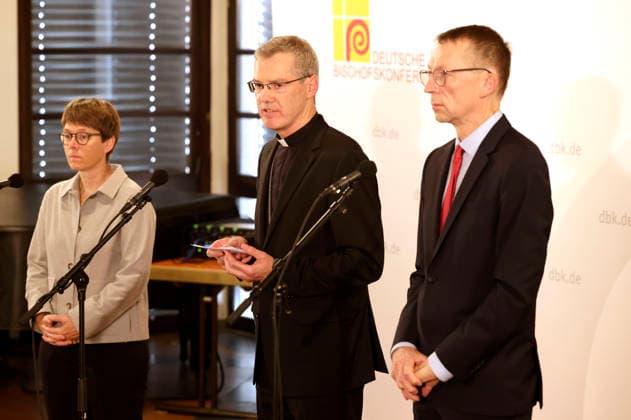 Beate Gilles, Heiner Wilmer und Matthias Kopp bei der Auftakt-Pressekonferenz zur Herbst-Vollversammlung der Deutschen Bischofskonferenz im Dompfarrzentrum. Fulda, 28.09.2026