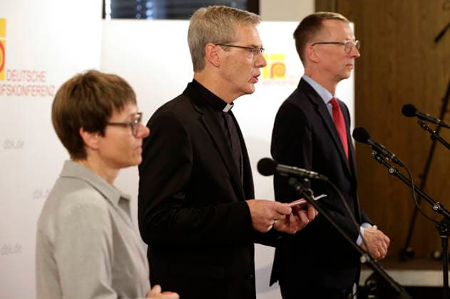 Beate Gilles, Heiner Wilmer und Matthias Kopp bei der Auftakt-Pressekonferenz zur Herbst-Vollversammlung der Deutschen Bischofskonferenz im Dompfarrzentrum. Fulda, 28.09.2026