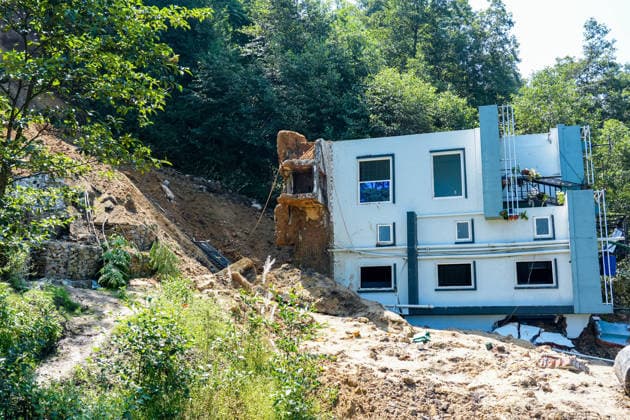 Landslide Collapses House In Dhapakhel, Lalitpur A house collapses after heavy rainfall triggered a landslide in Dhapakhel, Lalitpur, Nepal, on September 28, 2026. The area experienced heavy rainfall throughout the day. Lalitpur bagmati Nepal  Copyright: xAmbirxTolangx originalFilename: tolang-landslid260928_np5OM.jpg