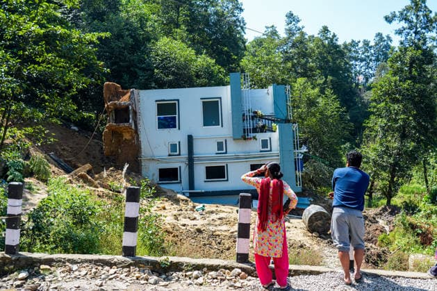 Landslide Collapses House In Dhapakhel, Lalitpur A house collapses after heavy rainfall triggered a landslide in Dhapakhel, Lalitpur, Nepal, on September 28, 2026. The area experienced heavy rainfall throughout the day. Lalitpur bagmati Nepal  Copyright: xAmbirxTolangx originalFilename: tolang-landslid260928_npFaW.jpg